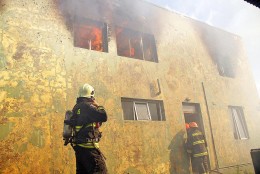 Incendio en casona militar  deja un bombero lesionado