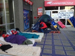 Trabajadores de Correos en huelga de hambre duermen en la calle