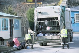 Operarios de Servitrans deponen paro en medio de basura en las calles