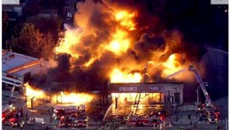 Voraz incendio en centro comercial de Chicago
