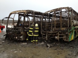 Carabineros y Bomberos trabajan en investigación de incendio de dos buses